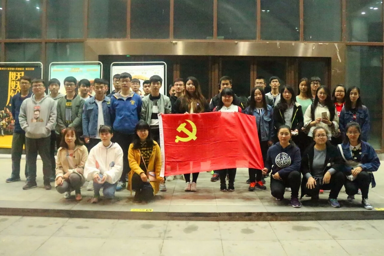 我院组织学生观看电影领会扶贫工作意义